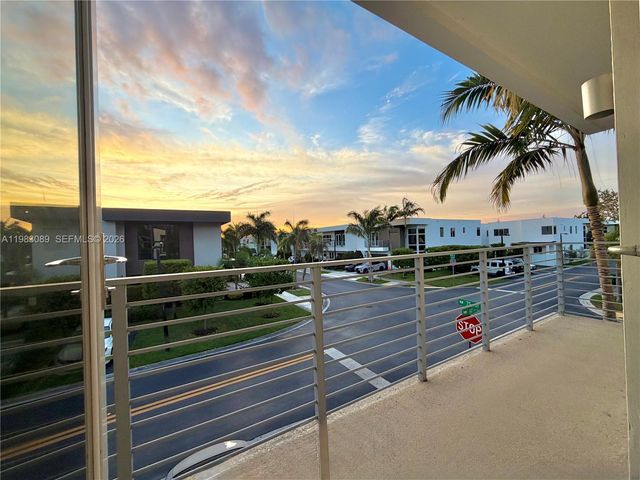 7475 NW 97th Ct, Doral, FL 33178