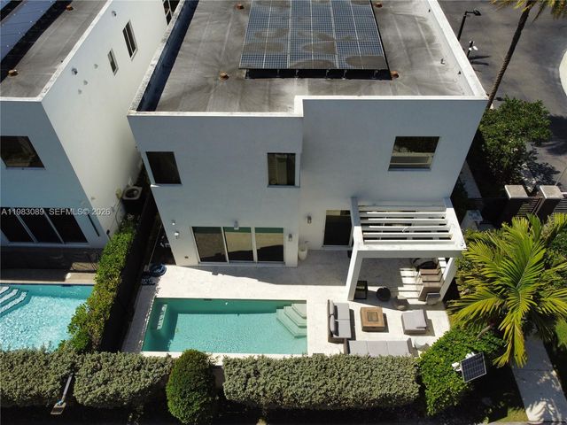 7475 NW 97th Ct, Doral, FL 33178