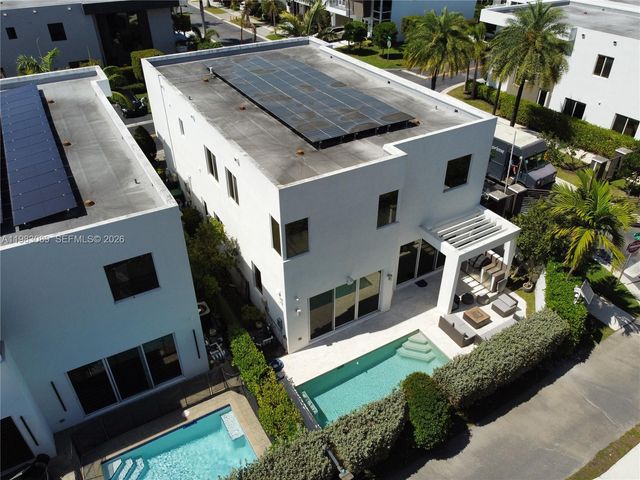 7475 NW 97th Ct, Doral, FL 33178