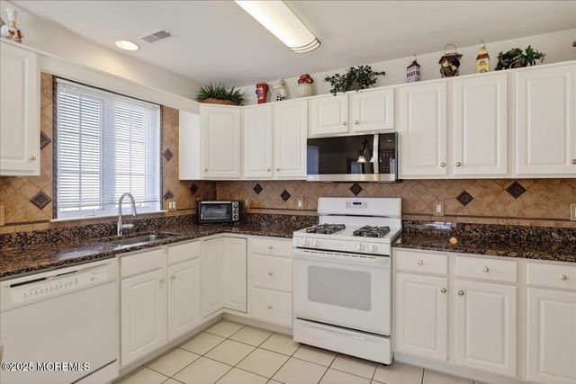 24 Shadow Creek Court, Jackson, NJ 08527