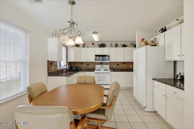 24 Shadow Creek Court, Jackson, NJ 08527