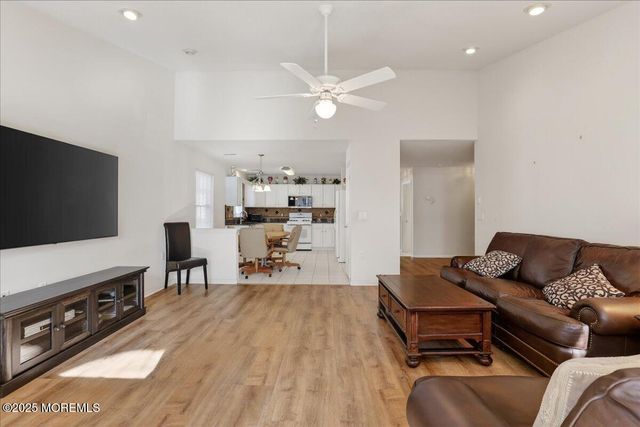 24 Shadow Creek Court, Jackson, NJ 08527