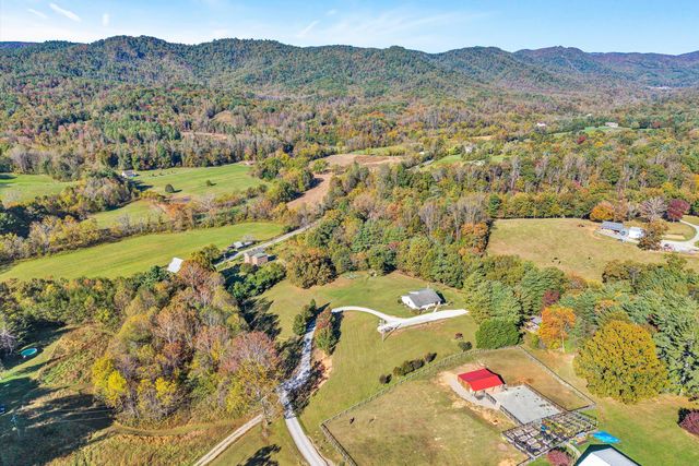 99 Spruce LN, Callaway, VA 24067