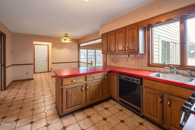 2 Georgian Terrace, Colonie, NY 12211