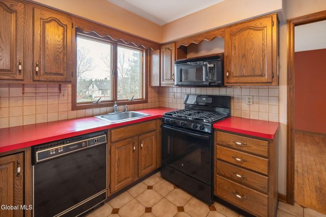 2 Georgian Terrace, Colonie, NY 12211