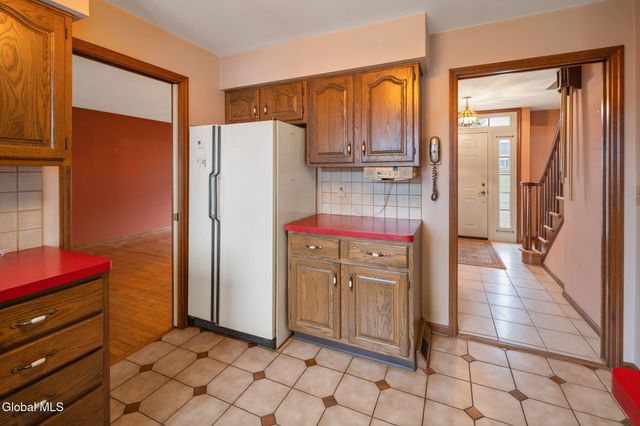 2 Georgian Terrace, Colonie, NY 12211