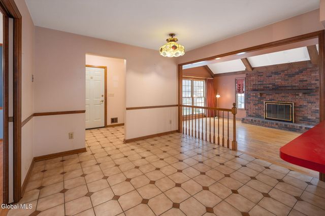 2 Georgian Terrace, Colonie, NY 12211