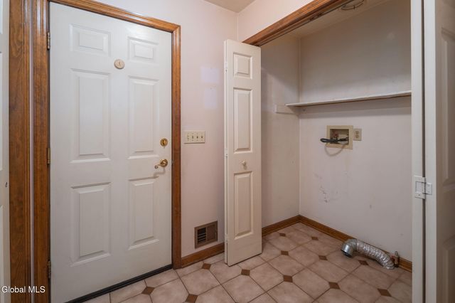 2 Georgian Terrace, Colonie, NY 12211