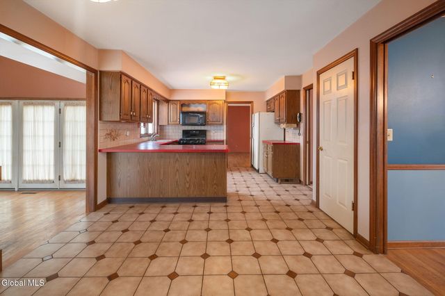 2 Georgian Terrace, Colonie, NY 12211