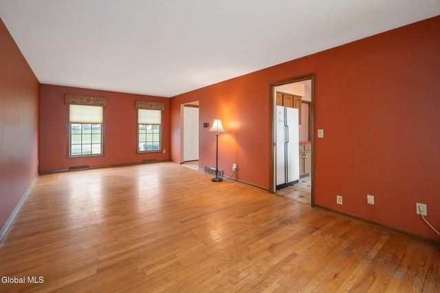 2 Georgian Terrace, Colonie, NY 12211