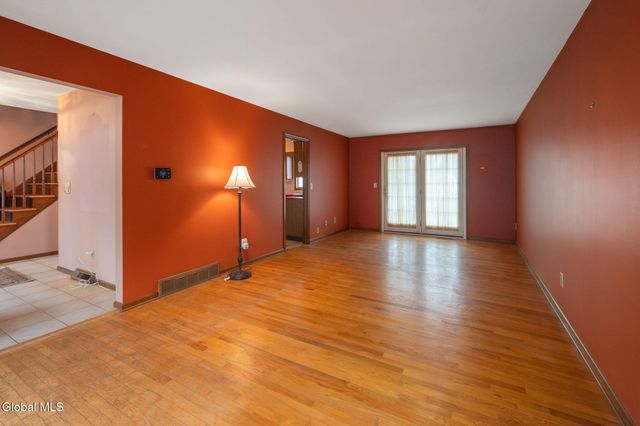 2 Georgian Terrace, Colonie, NY 12211