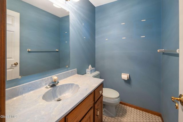 2 Georgian Terrace, Colonie, NY 12211