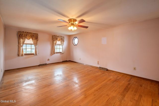 2 Georgian Terrace, Colonie, NY 12211