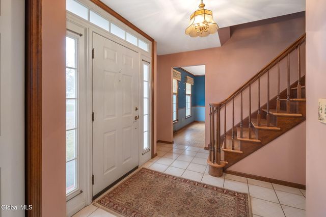 2 Georgian Terrace, Colonie, NY 12211