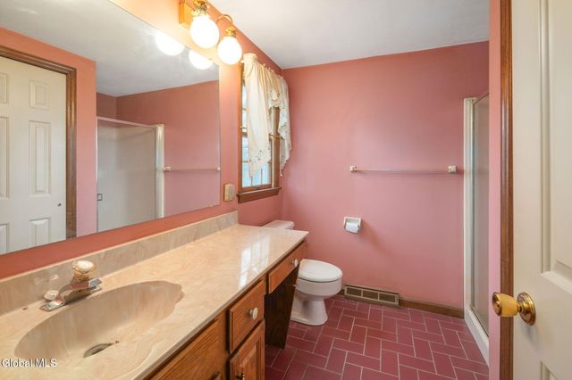 2 Georgian Terrace, Colonie, NY 12211