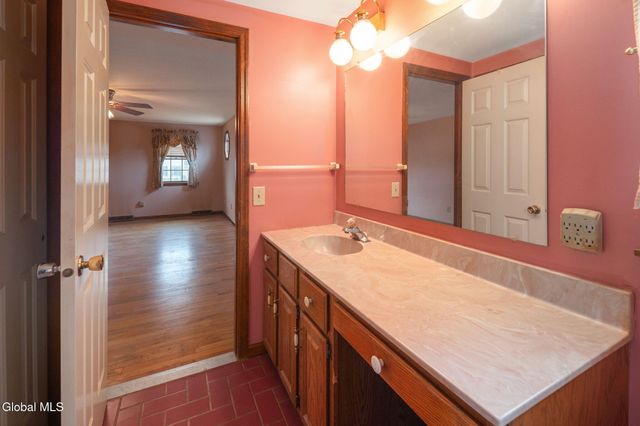 2 Georgian Terrace, Colonie, NY 12211