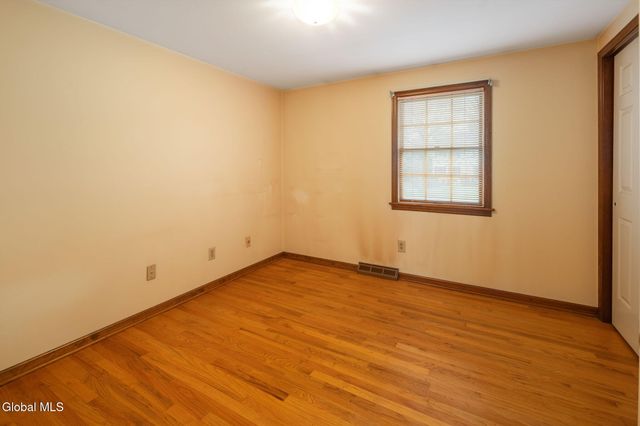 2 Georgian Terrace, Colonie, NY 12211