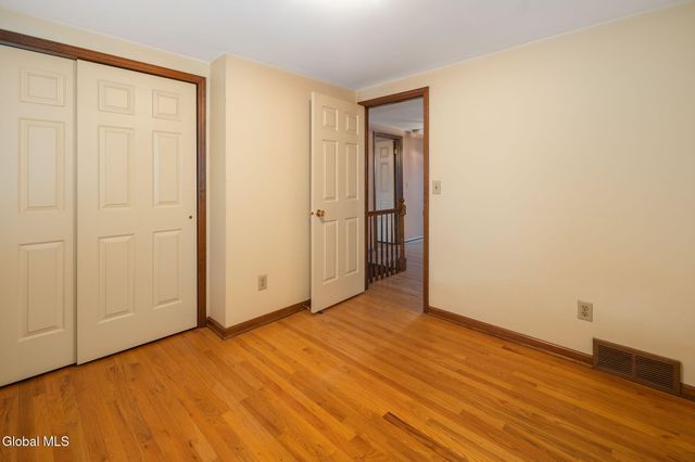 2 Georgian Terrace, Colonie, NY 12211