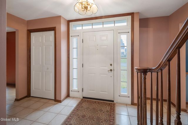 2 Georgian Terrace, Colonie, NY 12211