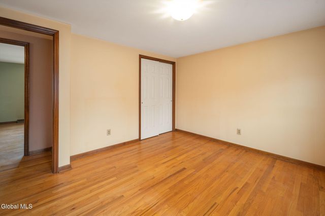 2 Georgian Terrace, Colonie, NY 12211