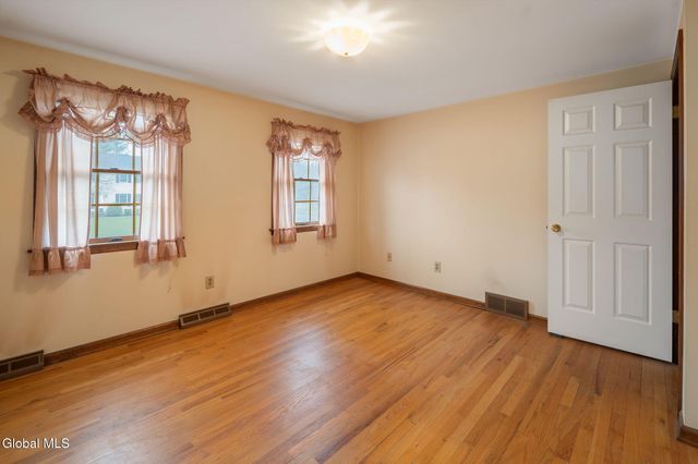 2 Georgian Terrace, Colonie, NY 12211