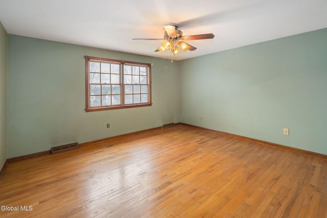 2 Georgian Terrace, Colonie, NY 12211