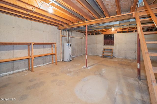 2 Georgian Terrace, Colonie, NY 12211