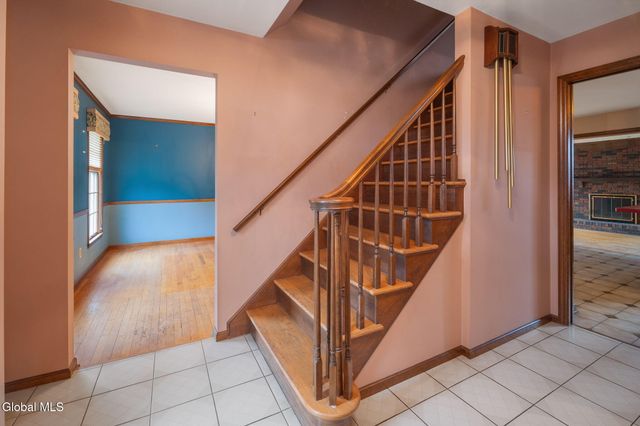 2 Georgian Terrace, Colonie, NY 12211