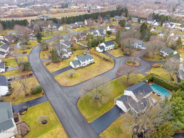 2 Georgian Terrace, Colonie, NY 12211