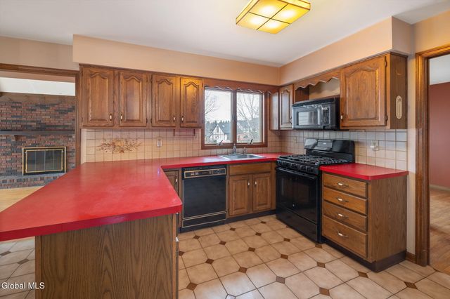 2 Georgian Terrace, Colonie, NY 12211