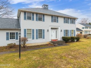 2 Georgian Terrace, Colonie, NY 12211