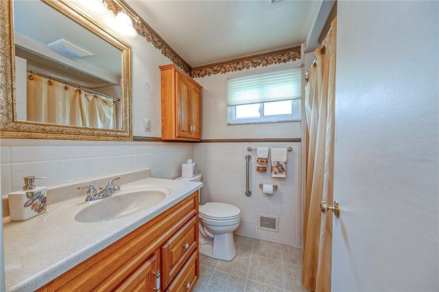 422 Woodrift Ln, Pleasant Hills, PA 15236