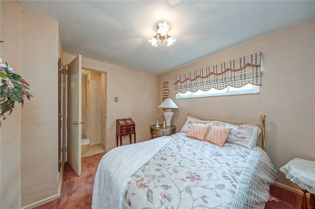 422 Woodrift Ln, Pleasant Hills, PA 15236