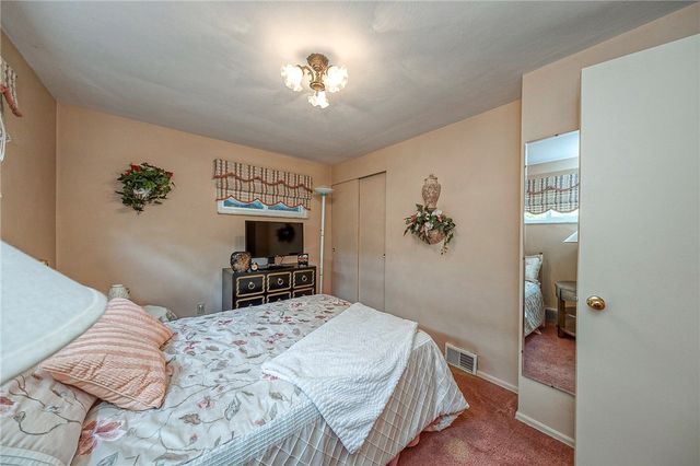 422 Woodrift Ln, Pleasant Hills, PA 15236