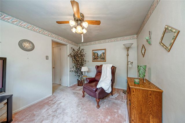 422 Woodrift Ln, Pleasant Hills, PA 15236