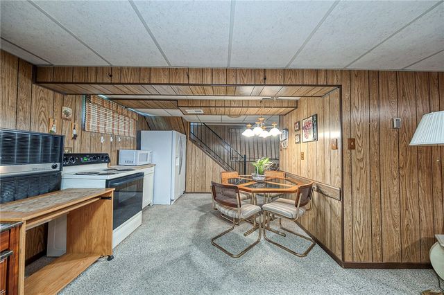 422 Woodrift Ln, Pleasant Hills, PA 15236
