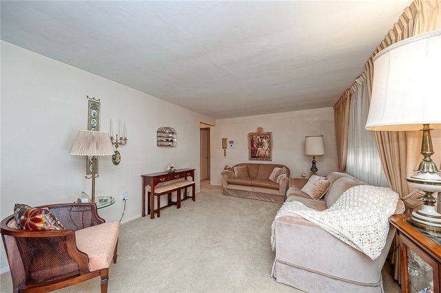422 Woodrift Ln, Pleasant Hills, PA 15236