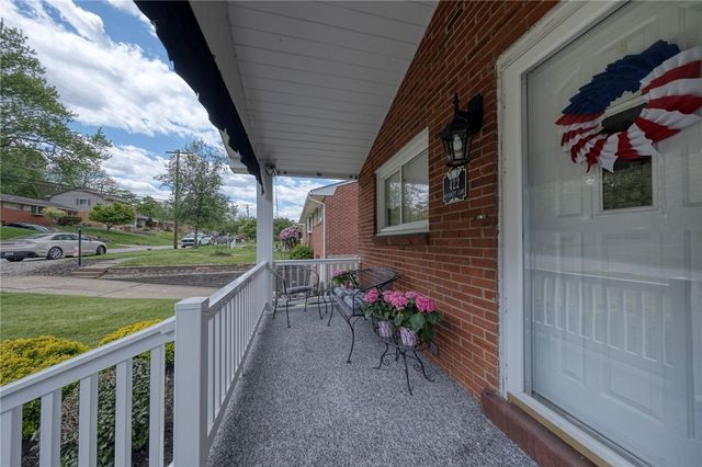 422 Woodrift Ln, Pleasant Hills, PA 15236