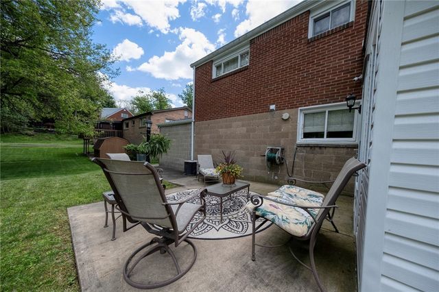 422 Woodrift Ln, Pleasant Hills, PA 15236