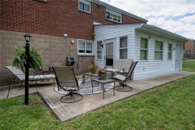 422 Woodrift Ln, Pleasant Hills, PA 15236
