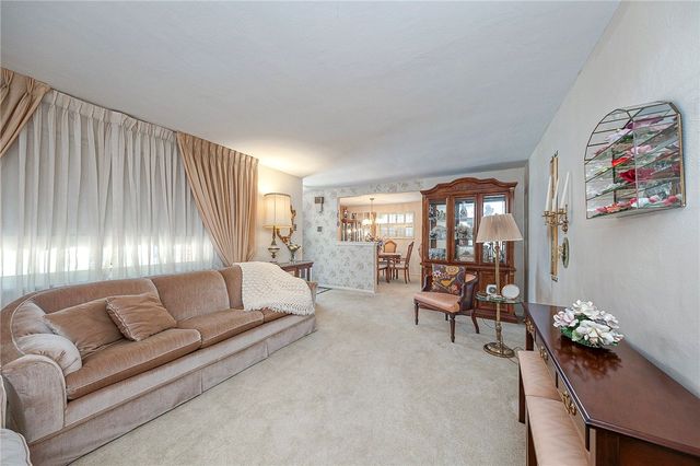 422 Woodrift Ln, Pleasant Hills, PA 15236