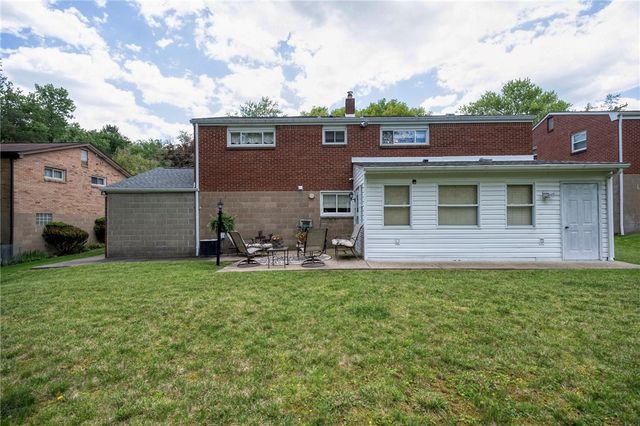 422 Woodrift Ln, Pleasant Hills, PA 15236