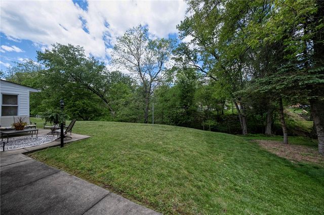 422 Woodrift Ln, Pleasant Hills, PA 15236