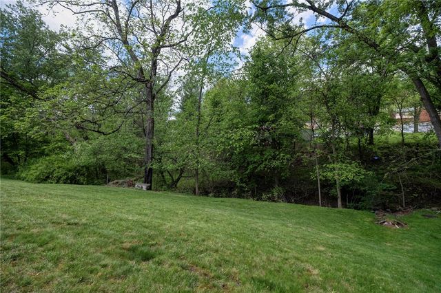 422 Woodrift Ln, Pleasant Hills, PA 15236
