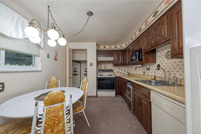 422 Woodrift Ln, Pleasant Hills, PA 15236