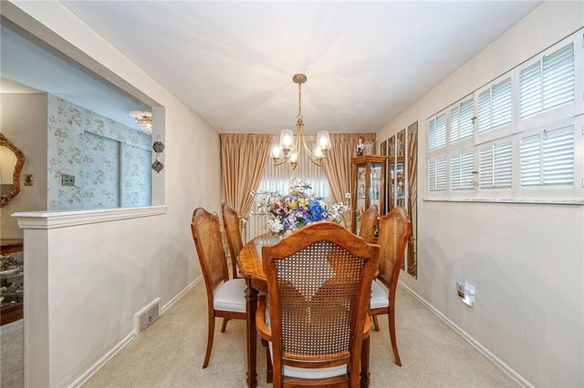 422 Woodrift Ln, Pleasant Hills, PA 15236