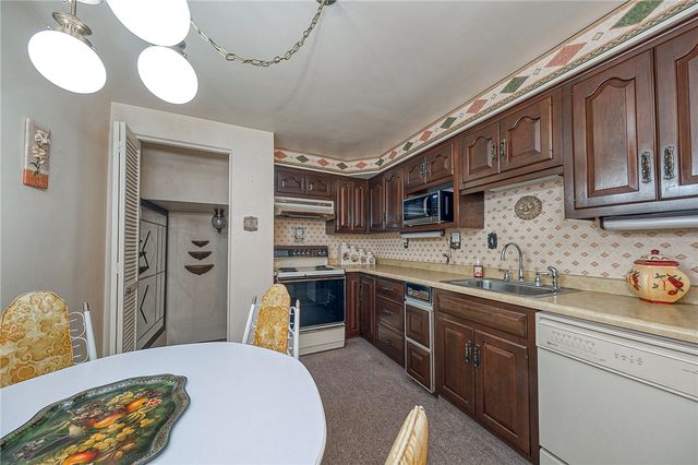 422 Woodrift Ln, Pleasant Hills, PA 15236