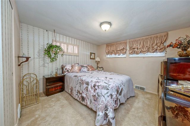 422 Woodrift Ln, Pleasant Hills, PA 15236
