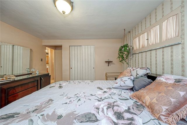 422 Woodrift Ln, Pleasant Hills, PA 15236
