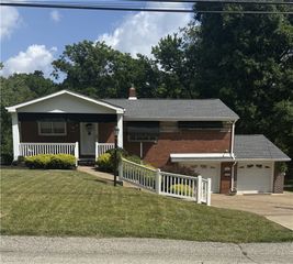 422 Woodrift Ln, Pleasant Hills, PA 15236